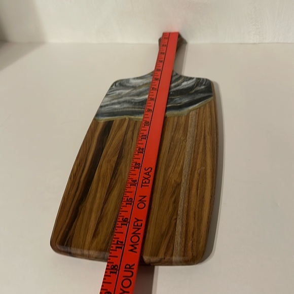 Resin black and gold design cutting board with handle - Picture 8 of 9